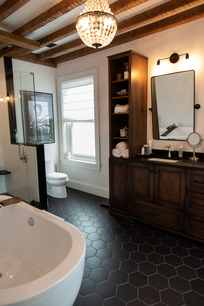 Стильный дизайн: главная ванная комната в стиле фьюжн с отдельно стоящей ванной, черным полом и черной столешницей - последний тренд