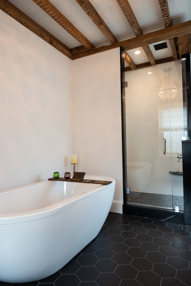 Eklektisches Badezimmer mit freistehender Badewanne, weißer Wandfarbe und schwarzem Boden in Philadelphia