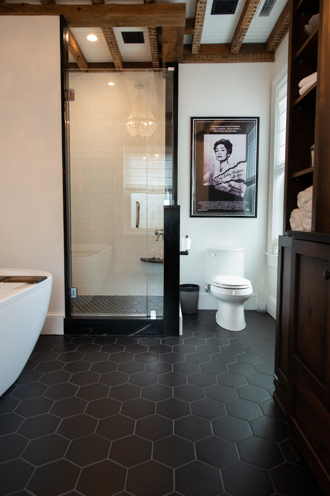 フィラデルフィアにあるトランジショナルスタイルのおしゃれな浴室 (置き型浴槽、コーナー設置型シャワー、白いタイル、白い壁、黒い床) の写真