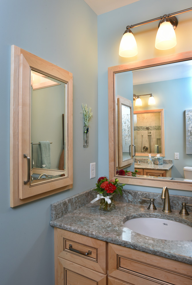 На фото: главная ванная комната среднего размера в классическом стиле с плоскими фасадами, светлыми деревянными фасадами, душем в нише, раздельным унитазом, бежевой плиткой, керамогранитной плиткой, зелеными стенами, полом из керамогранита, врезной раковиной, столешницей из искусственного кварца, коричневым полом, душем с распашными дверями, бежевой столешницей, нишей, тумбой под две раковины и встроенной тумбой с