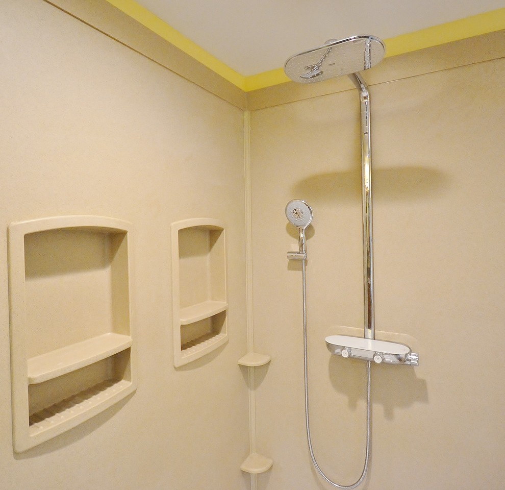 Пример оригинального дизайна: большая главная ванная комната в стиле неоклассика (современная классика) с фасадами с выступающей филенкой, фасадами цвета дерева среднего тона, угловой ванной, угловым душем, раздельным унитазом, желтыми стенами, полом из ламината, врезной раковиной, столешницей из искусственного кварца, коричневым полом, душем с раздвижными дверями и коричневой столешницей