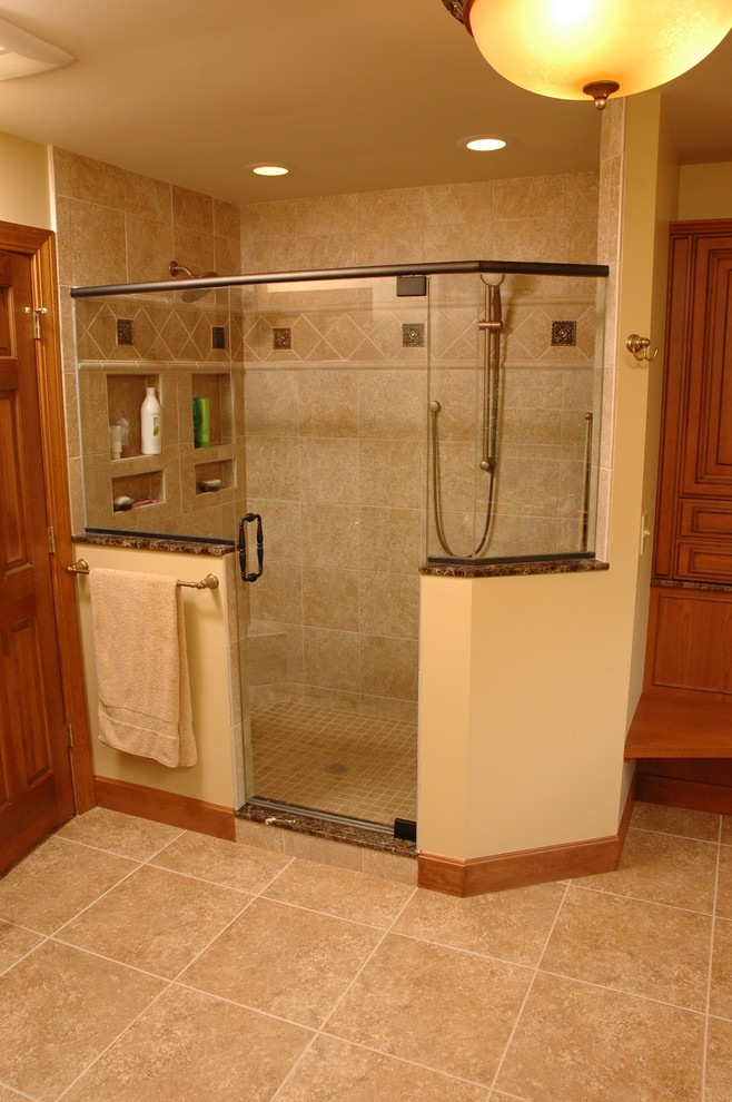 Klassisk inredning av ett mellanstort en-suite badrum, med ett undermonterad handfat, luckor med upphöjd panel, skåp i mellenmörkt trä, granitbänkskiva, beige väggar, travertin golv, en dusch i en alkov och beige kakel