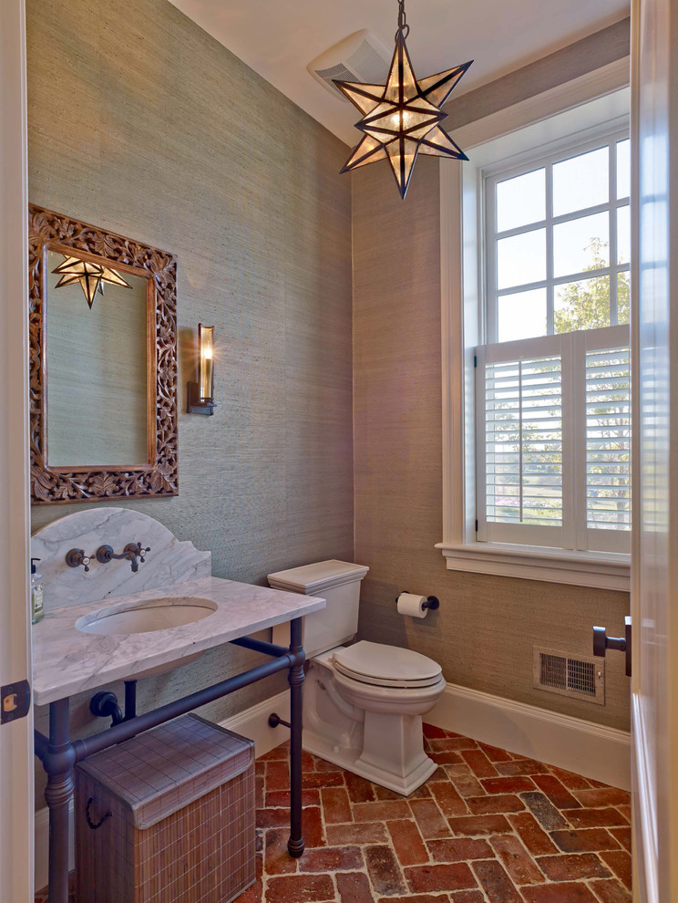 フィラデルフィアにある小さなトラディショナルスタイルのおしゃれなバスルーム (浴槽なし) (分離型トイレ、茶色い壁、レンガの床、アンダーカウンター洗面器、大理石の洗面台、赤い床) の写真