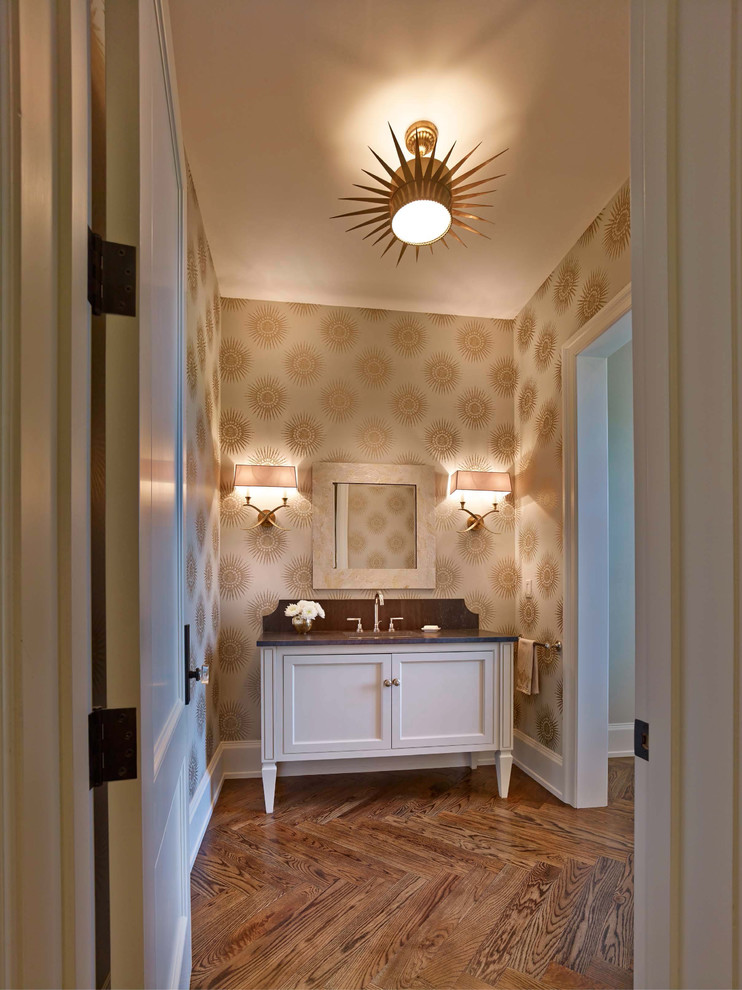 Idéer för vintage badrum, med skåp i shakerstil, vita skåp, beige väggar, mellanmörkt trägolv, ett undermonterad handfat och brunt golv