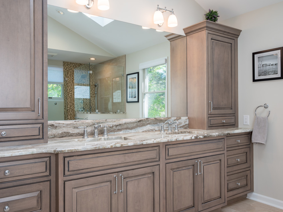Imagen de cuarto de baño principal contemporáneo grande con armarios con paneles empotrados, puertas de armario de madera en tonos medios y baldosas y/o azulejos beige