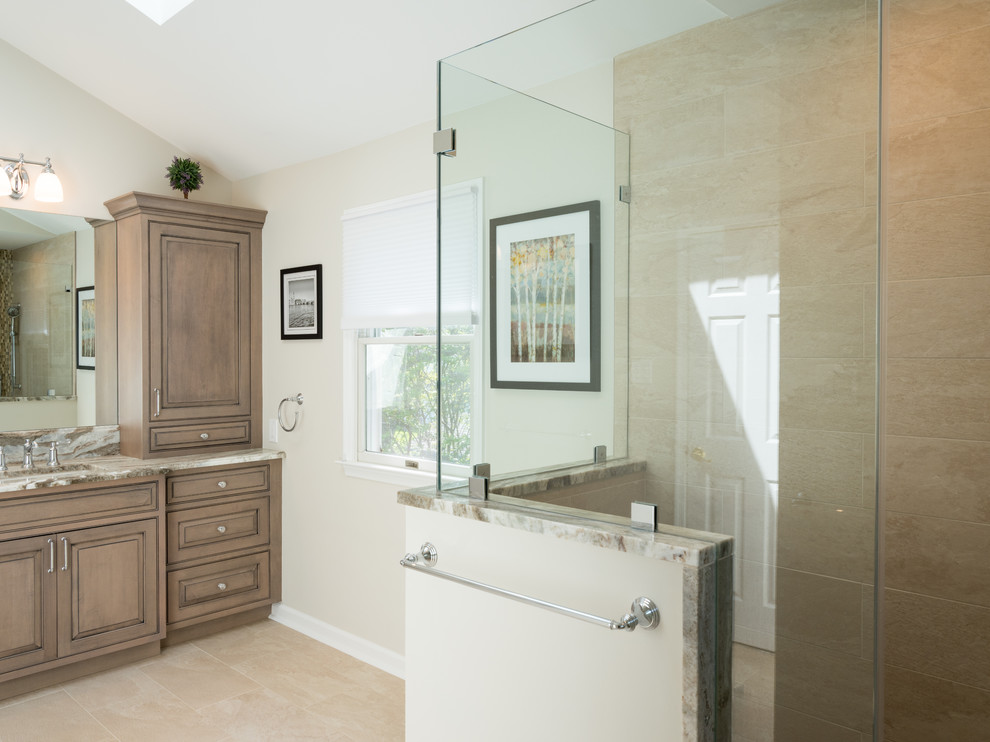 Ejemplo de cuarto de baño principal contemporáneo grande con armarios con paneles empotrados, puertas de armario de madera en tonos medios y baldosas y/o azulejos beige