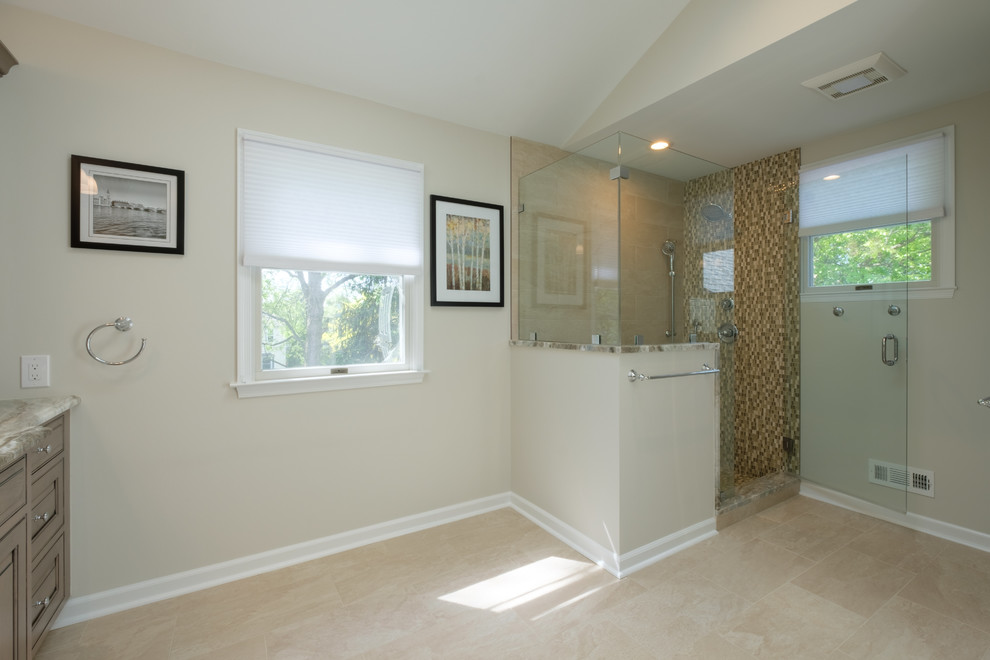 На фото: большая главная ванная комната в современном стиле с фасадами с утопленной филенкой, темными деревянными фасадами и бежевой плиткой с