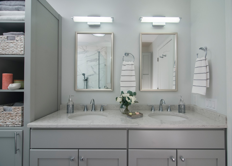 Idéer för funkis grått en-suite badrum, med luckor med infälld panel, grå skåp, grå väggar, klinkergolv i porslin, ett undermonterad handfat, bänkskiva i kvartsit och grått golv