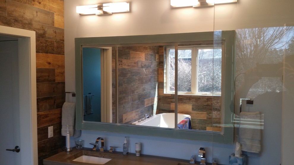 Foto de cuarto de baño principal de estilo de casa de campo de tamaño medio con armarios con paneles lisos, puertas de armario azules y encimera de cemento