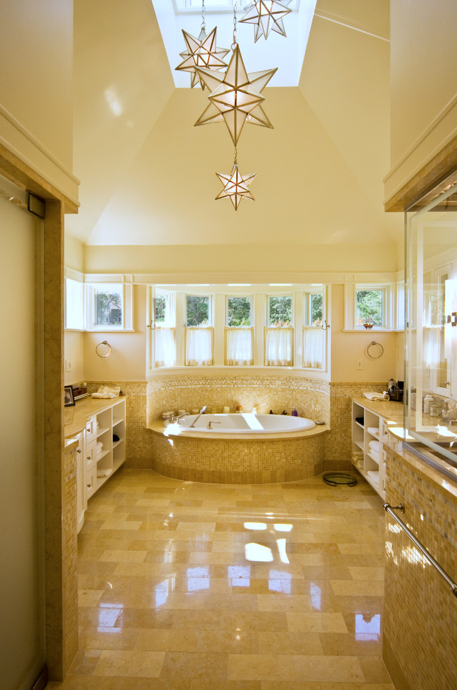 Foto på ett vintage en-suite badrum, med ett undermonterad handfat, luckor med infälld panel, vita skåp, granitbänkskiva, ett platsbyggt badkar, en hörndusch, gul kakel, glaskakel, beige väggar och klinkergolv i keramik