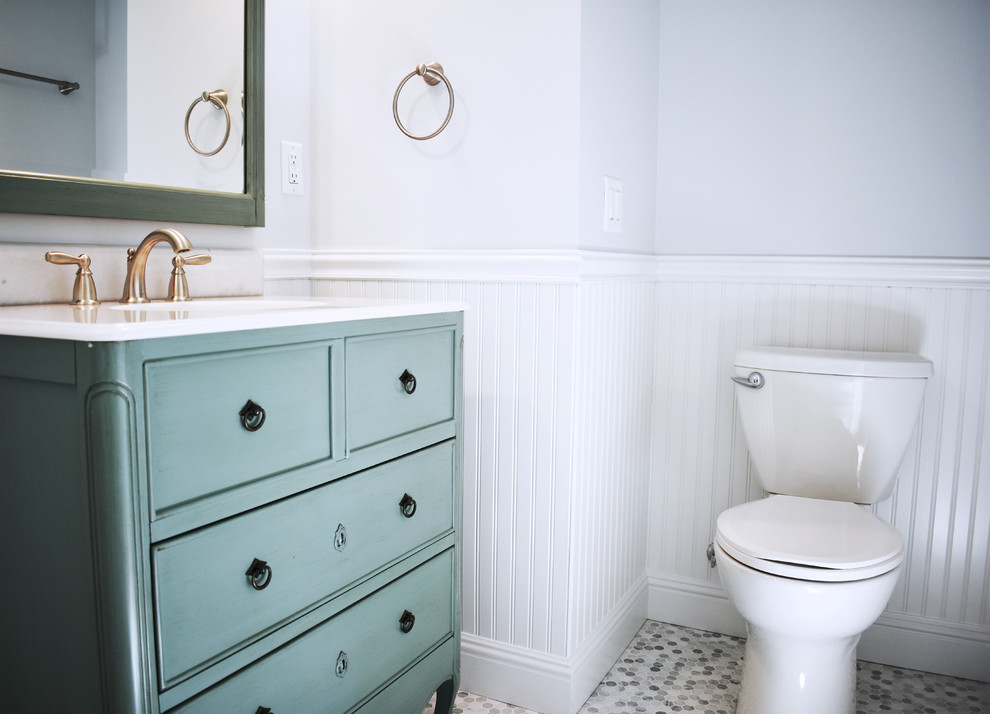 Стильный дизайн: ванная комната среднего размера в морском стиле с фасадами островного типа, синими фасадами, душем в нише, раздельным унитазом, белой плиткой, плиткой кабанчик, синими стенами, мраморным полом, душевой кабиной, врезной раковиной, мраморной столешницей, серым полом и шторкой для ванной - последний тренд