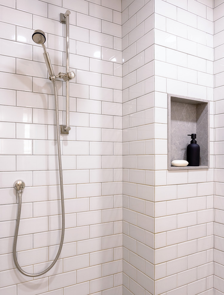 Imagen de cuarto de baño principal de estilo americano pequeño con ducha esquinera, baldosas y/o azulejos blancos, baldosas y/o azulejos de cerámica y ducha con puerta con bisagras