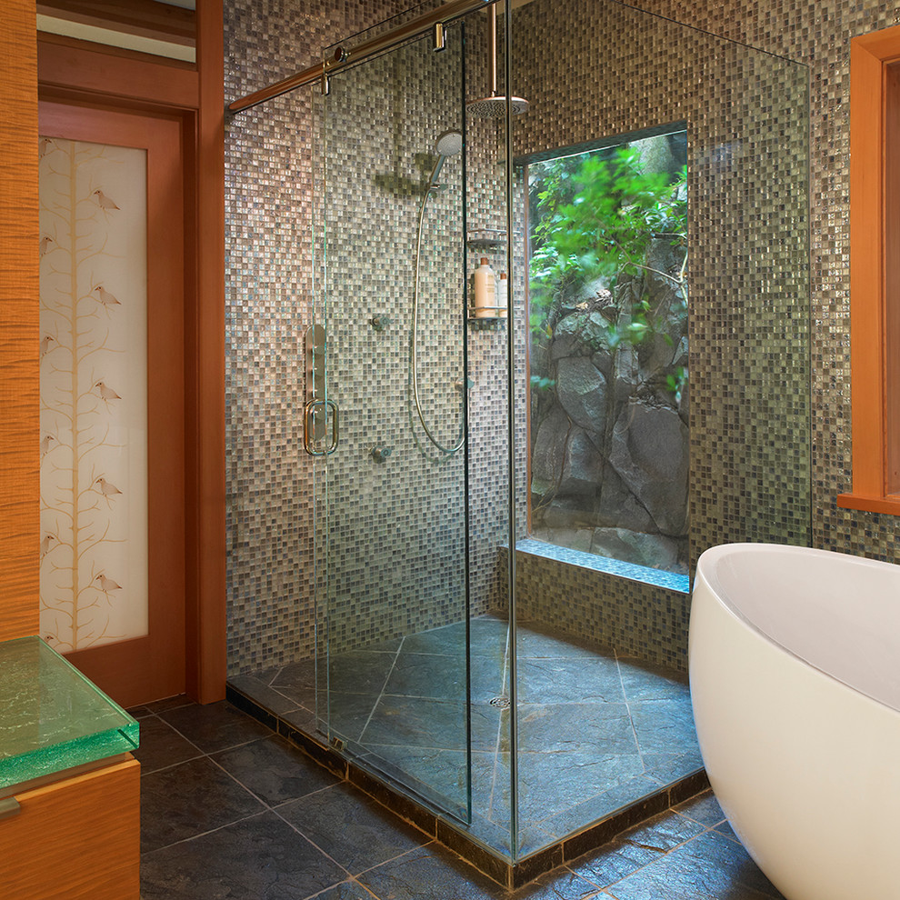 バンクーバーにあるエクレクティックスタイルのおしゃれな浴室の写真