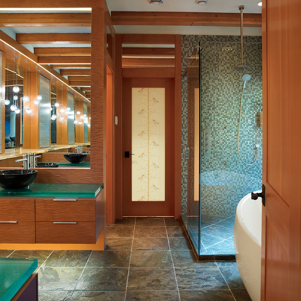 На фото: ванная комната в стиле рустика с плиткой мозаикой и настольной раковиной с