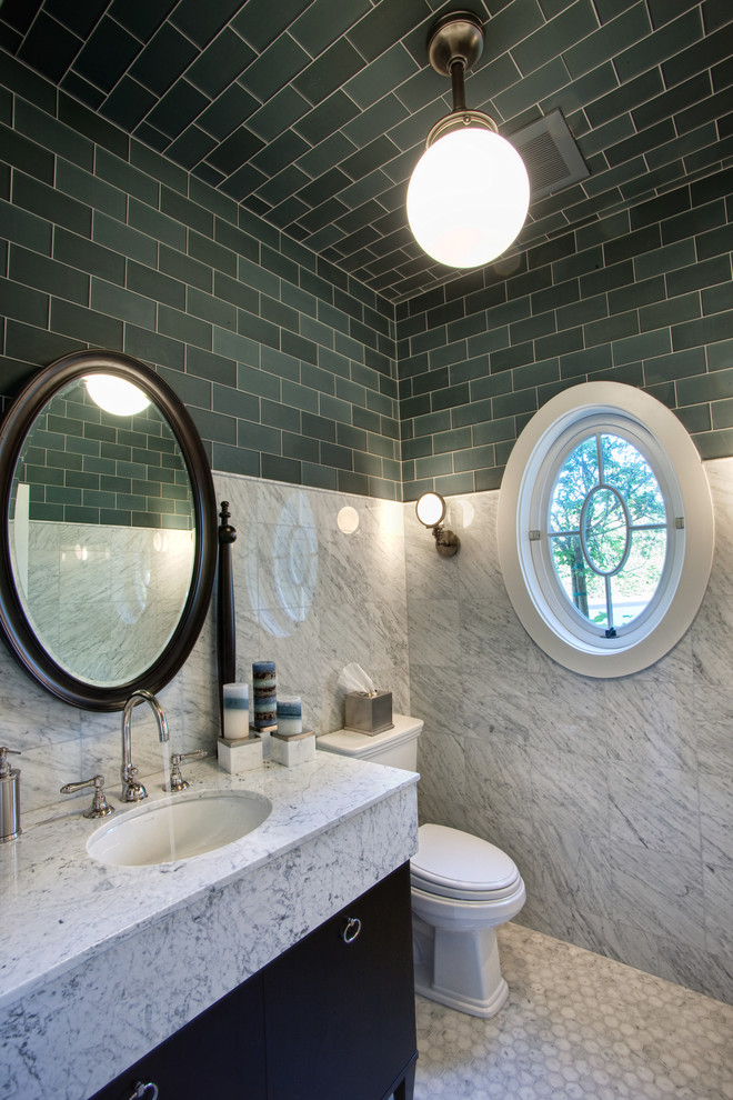 Exemple d'une salle d'eau chic en bois foncé avec un lavabo encastré, un placard à porte plane, un plan de toilette en marbre, WC à poser, un carrelage vert, des carreaux de céramique et un sol en carrelage de terre cuite.