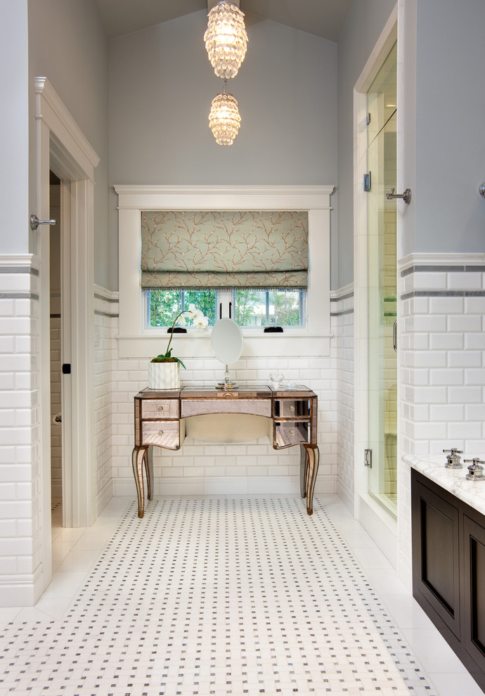 Пример оригинального дизайна: большая главная ванная комната в классическом стиле с фасадами с утопленной филенкой, темными деревянными фасадами, мраморной столешницей, белой плиткой, плиткой кабанчик, серыми стенами и мраморным полом