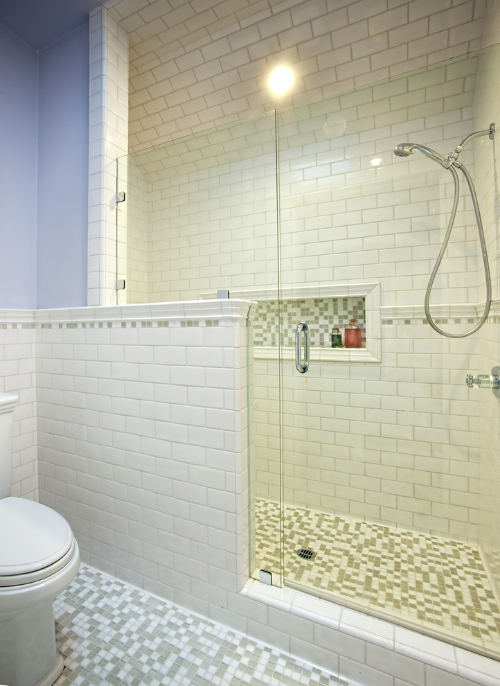Modelo de cuarto de baño tradicional con ducha empotrada, sanitario de una pieza, baldosas y/o azulejos blancos, baldosas y/o azulejos de cemento, paredes púrpuras y suelo con mosaicos de baldosas