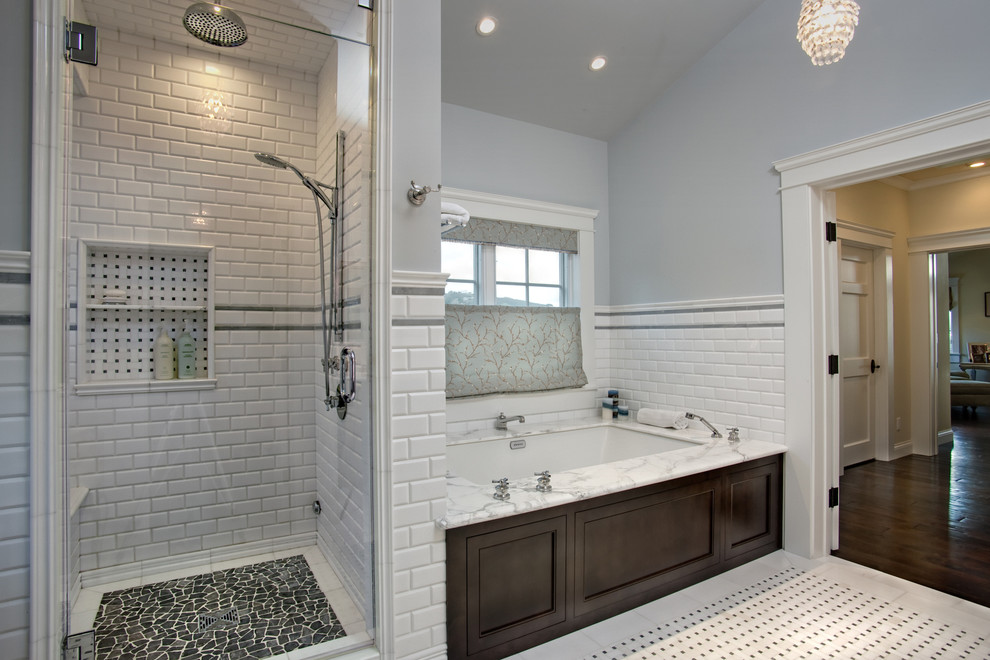 Свежая идея для дизайна: большая главная ванная комната в классическом стиле с фасадами с утопленной филенкой, темными деревянными фасадами, мраморной столешницей, белой плиткой, плиткой кабанчик, серыми стенами, мраморным полом, ванной в нише и душем в нише - отличное фото интерьера