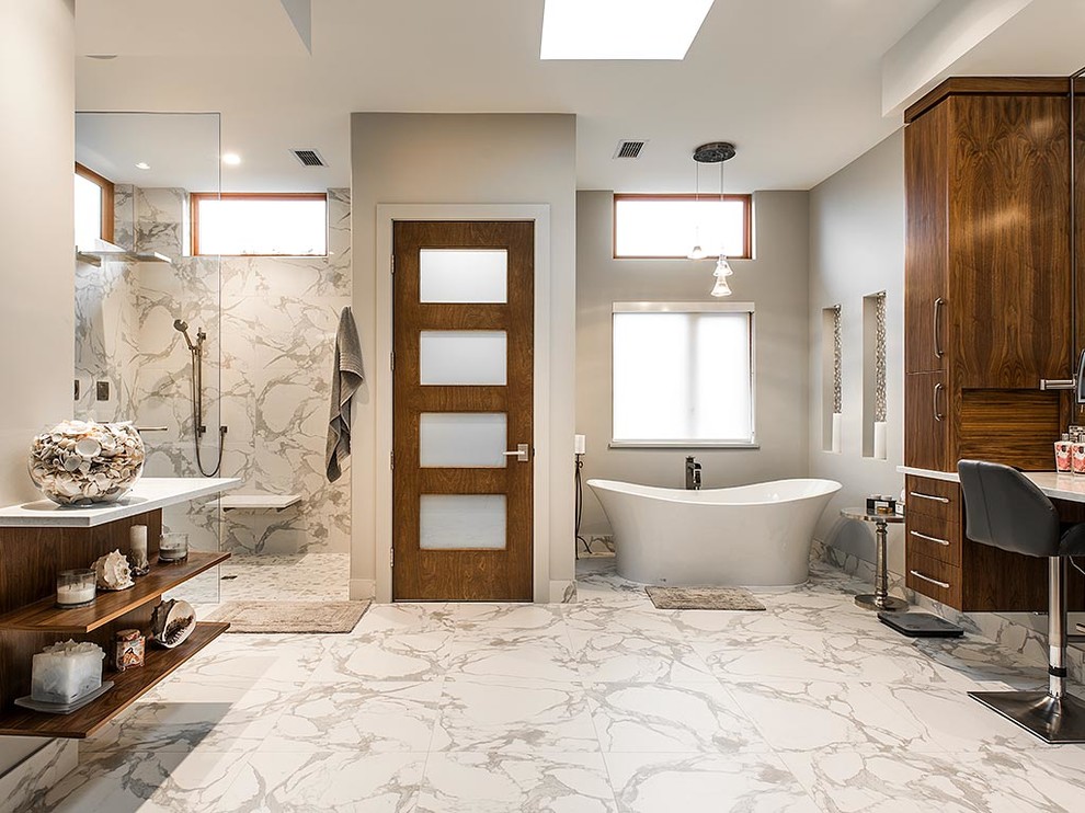 На фото: большая главная ванная комната в современном стиле с плоскими фасадами, отдельно стоящей ванной, угловым душем, серыми стенами, белым полом, открытым душем, мраморным полом, темными деревянными фасадами, мраморной столешницей и белой столешницей с