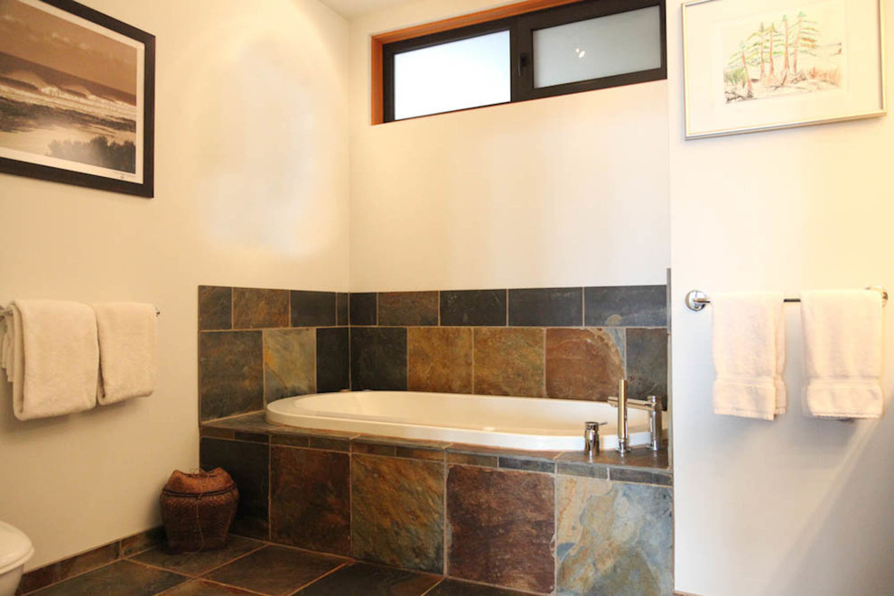 Imagen de cuarto de baño marinero con baldosas y/o azulejos de pizarra