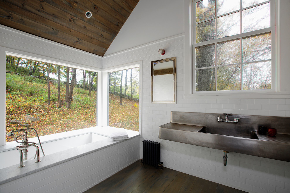 Idées déco pour une salle de bain principale montagne avec un lavabo intégré, un mur blanc, parquet foncé, un carrelage blanc, un carrelage métro et une fenêtre.