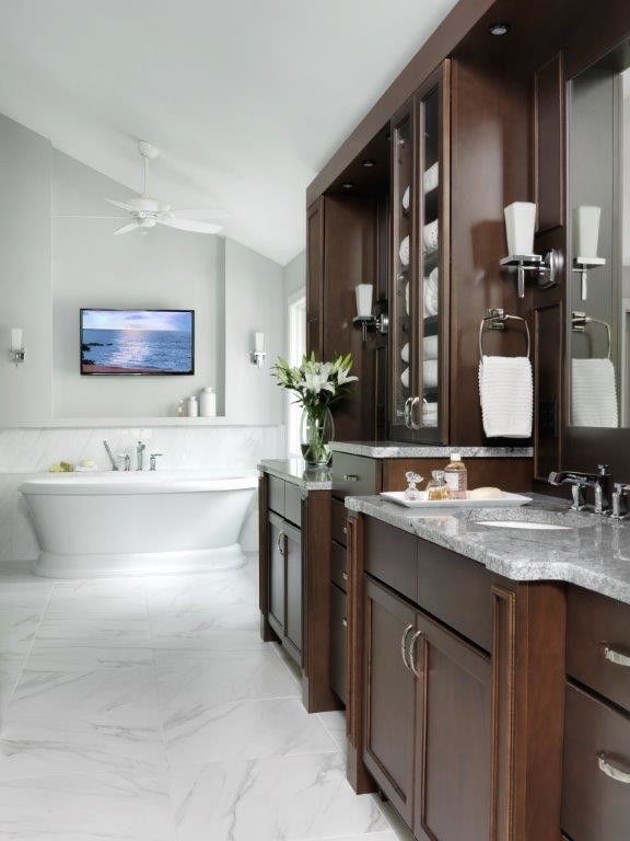 Пример оригинального дизайна: ванная комната в стиле неоклассика (современная классика) с врезной раковиной, фасадами цвета дерева среднего тона, столешницей из гранита, отдельно стоящей ванной, серыми стенами и полом из керамогранита