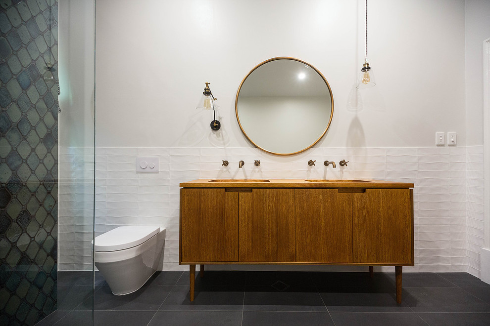 Идея дизайна: ванная комната в стиле неоклассика (современная классика) с синей плиткой