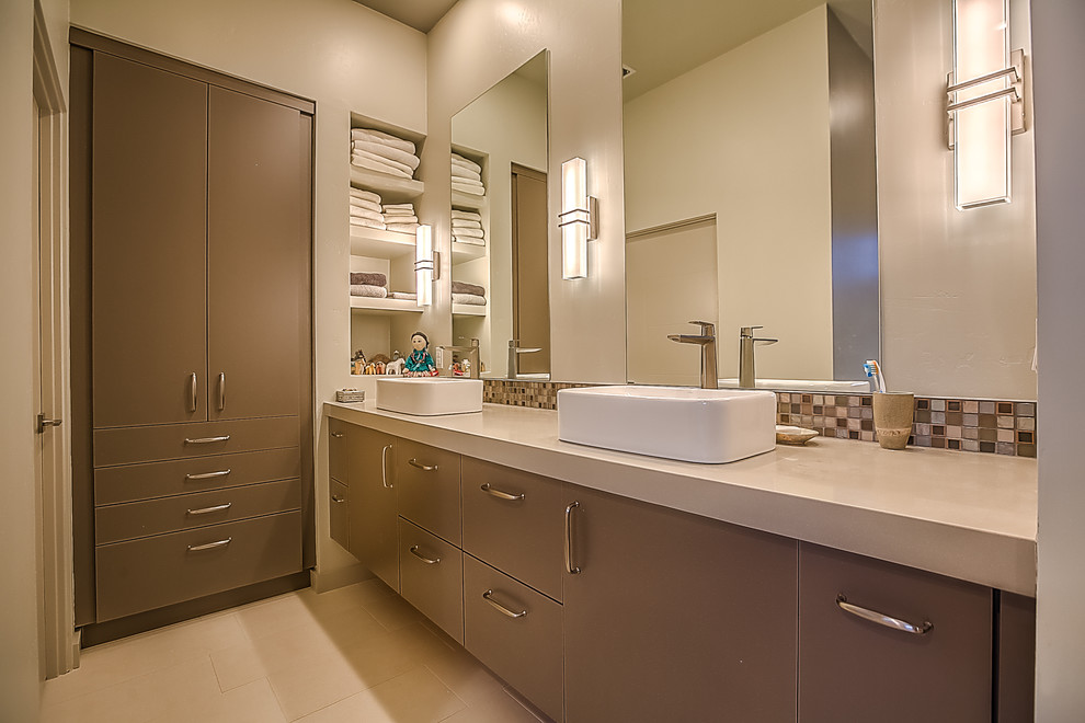 На фото: главная ванная комната среднего размера в стиле модернизм с бежевыми стенами, столешницей из искусственного кварца, плоскими фасадами, серыми фасадами, плиткой мозаикой, полом из керамической плитки и раковиной с несколькими смесителями