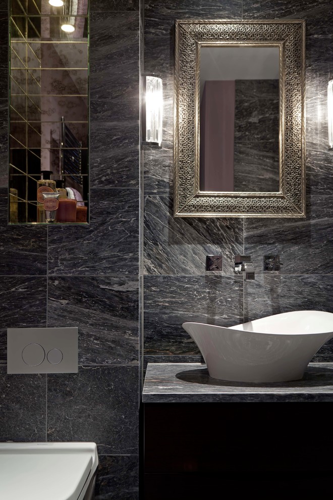 Exempel på ett litet modernt badrum, med ett konsol handfat, möbel-liknande, skåp i mörkt trä, marmorbänkskiva, en dusch i en alkov, en vägghängd toalettstol, grå kakel, stenkakel, grå väggar och marmorgolv