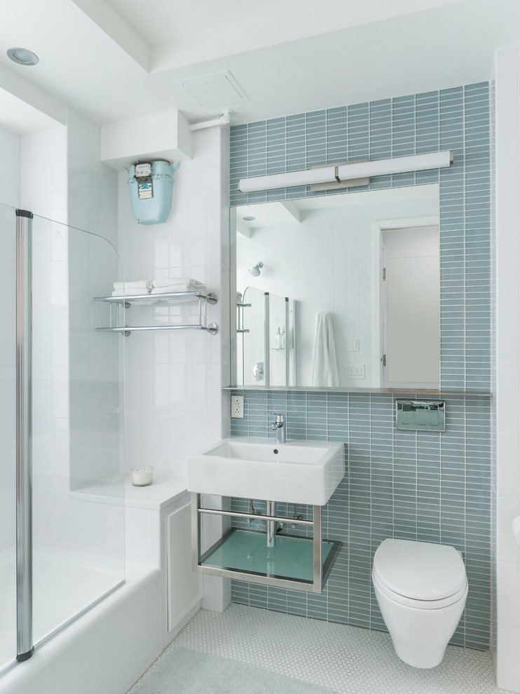 Exempel på ett mellanstort klassiskt badrum med dusch, med öppna hyllor, ett badkar i en alkov, en dusch/badkar-kombination, en vägghängd toalettstol, blå kakel, glaskakel, vita väggar, klinkergolv i porslin, ett fristående handfat, vitt golv och dusch med gångjärnsdörr