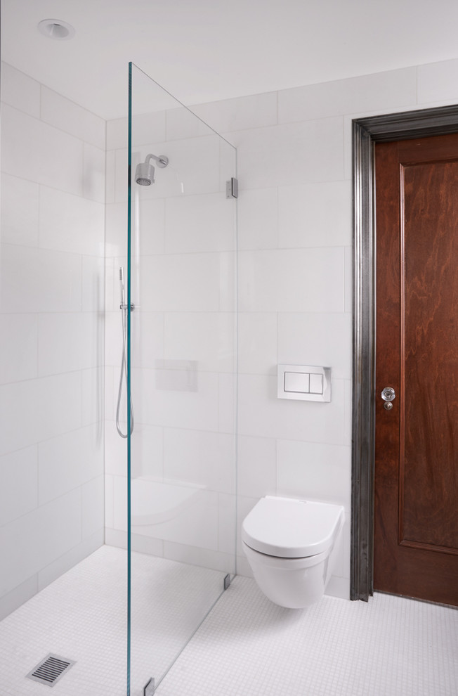 Idéer för små eklektiska vitt en-suite badrum, med luckor med glaspanel, vita skåp, en kantlös dusch, en vägghängd toalettstol, vit kakel, marmorkakel, vita väggar, marmorgolv, ett integrerad handfat, bänkskiva i glas, vitt golv och med dusch som är öppen