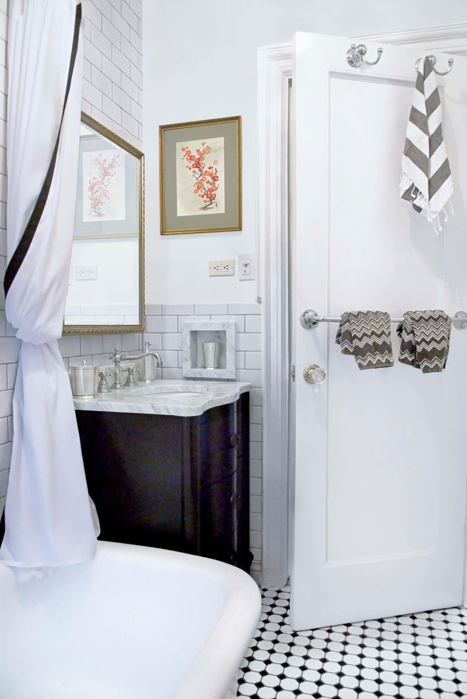 Idéer för att renovera ett litet vintage en-suite badrum, med ett undermonterad handfat, svarta skåp, marmorbänkskiva, ett fristående badkar, en dusch/badkar-kombination, vit kakel, tunnelbanekakel, vita väggar, klinkergolv i porslin och dusch med duschdraperi