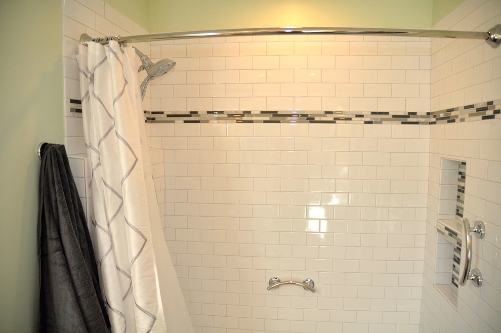 Foto på ett mellanstort funkis en-suite badrum, med ett nedsänkt handfat, vita skåp, ett hörnbadkar, en dusch/badkar-kombination, en toalettstol med separat cisternkåpa, keramikplattor, gröna väggar, klinkergolv i keramik och vit kakel