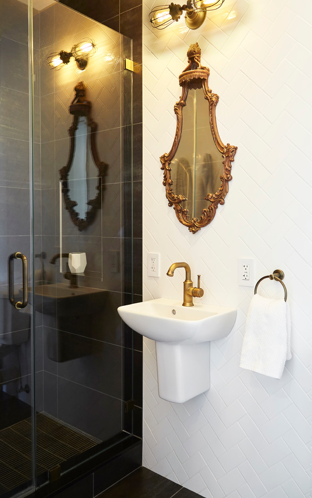ニューヨークにあるお手頃価格の小さなコンテンポラリースタイルのおしゃれなバスルーム (浴槽なし) (一体型トイレ	、白いタイル、サブウェイタイル、白い壁、磁器タイルの床、壁付け型シンク、アルコーブ型シャワー) の写真