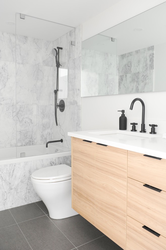 Idéer för ett modernt en-suite badrum, med släta luckor, bruna skåp, en dusch i en alkov, flerfärgad kakel, marmorkakel, vita väggar, cementgolv, ett integrerad handfat, grått golv och dusch med gångjärnsdörr