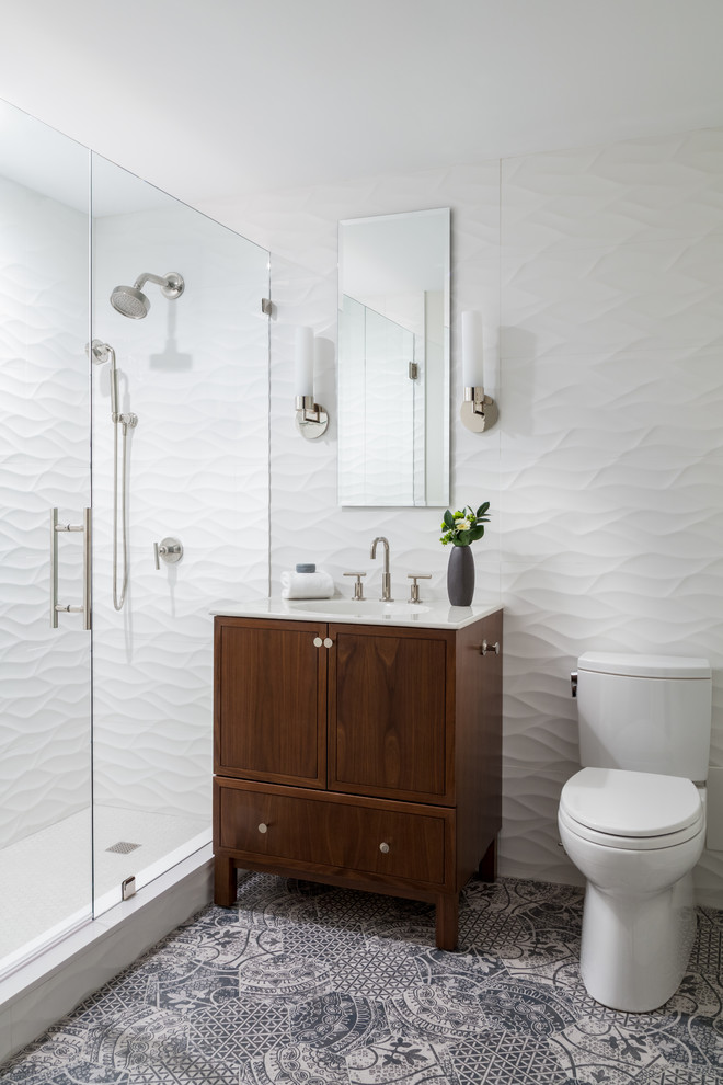 Cette image montre une salle d'eau design en bois brun avec un placard à porte shaker, une douche d'angle, WC séparés, un carrelage blanc, un mur blanc, un sol en carrelage de terre cuite, un lavabo intégré, un sol noir, une cabine de douche à porte battante et un plan de toilette blanc.