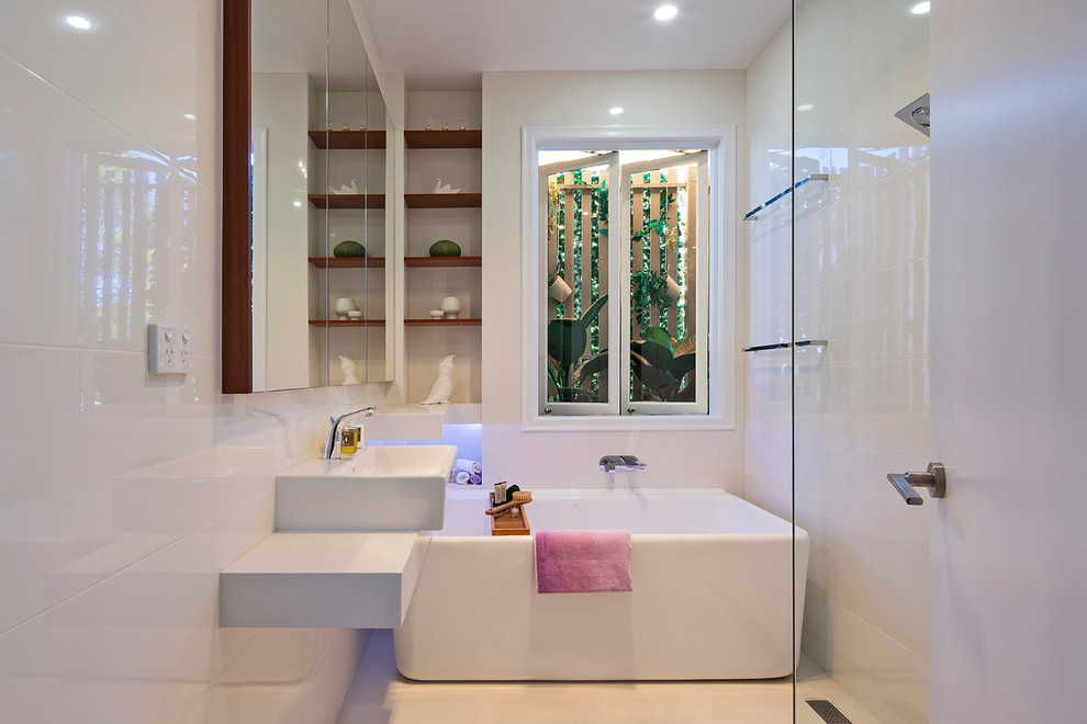 Ejemplo de cuarto de baño contemporáneo pequeño con lavabo suspendido y bañera exenta