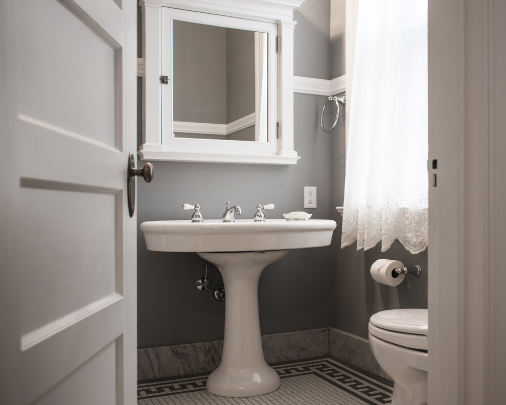 Idée de décoration pour une salle de bain tradition avec un mur gris, un sol en carrelage de terre cuite, un lavabo de ferme et un sol blanc.