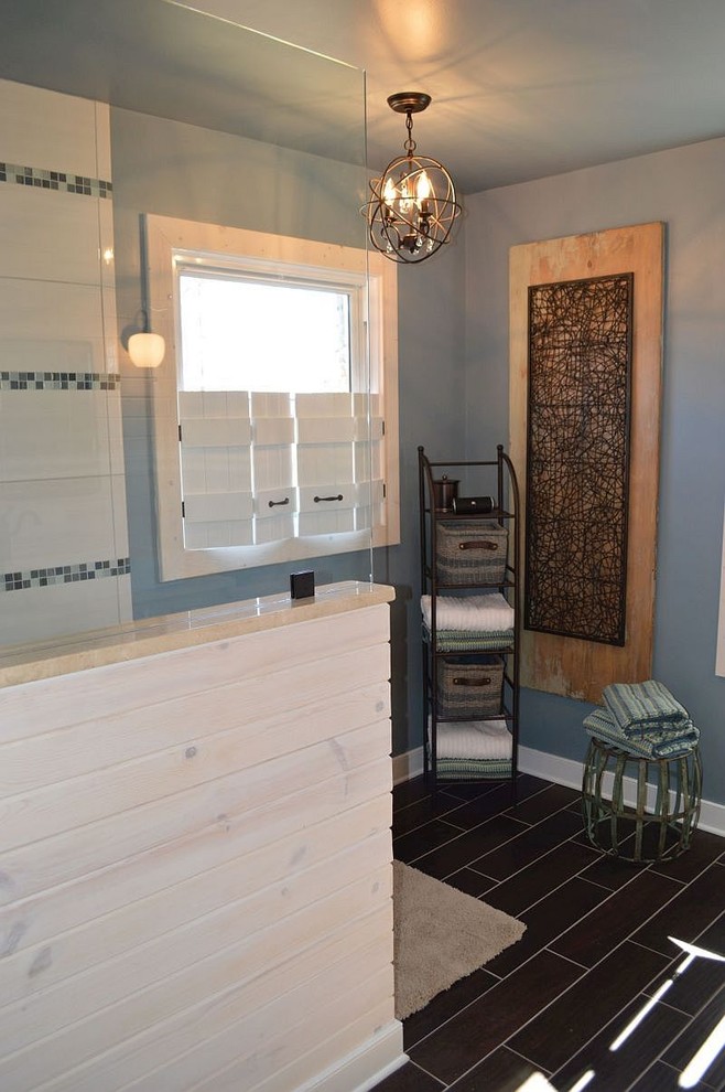 На фото: большая ванная комната в морском стиле с душем без бортиков, белой плиткой, синими стенами и темным паркетным полом с