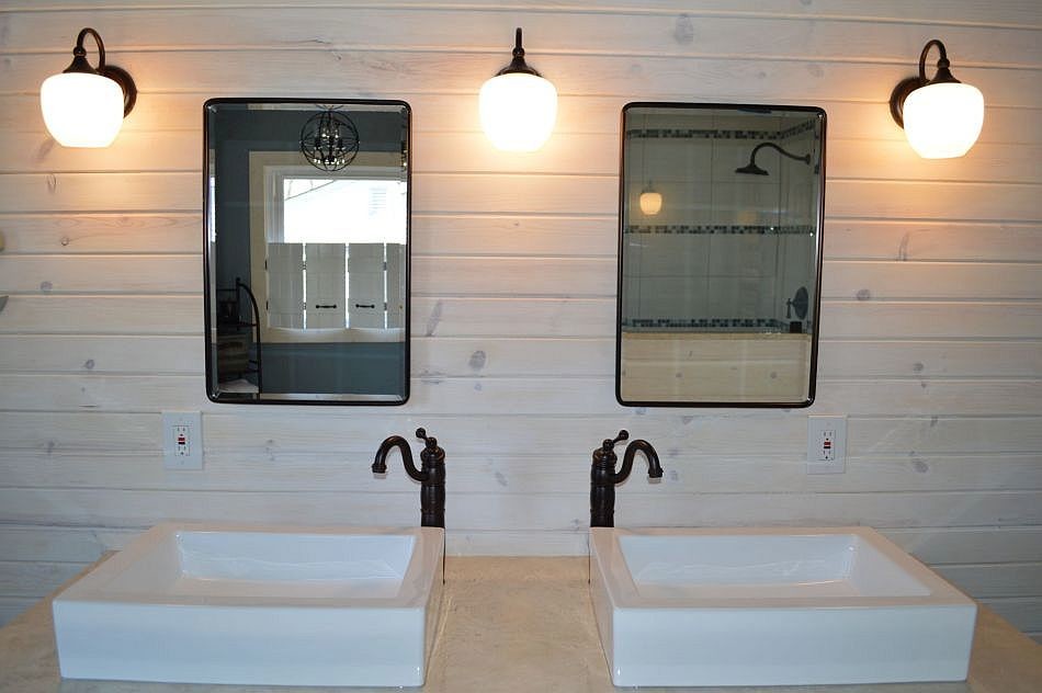 リッチモンドにある低価格の広いビーチスタイルのおしゃれな浴室 (バリアフリー、白いタイル、青い壁、濃色無垢フローリング) の写真