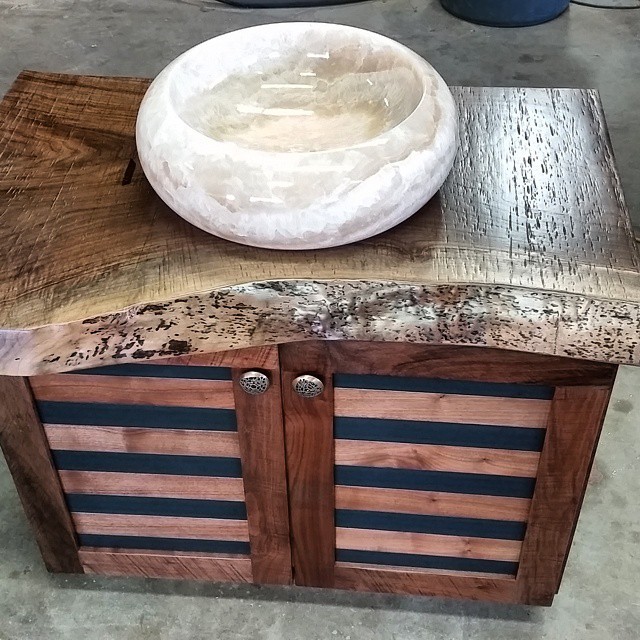 Kleines Rustikales Duschbad mit verzierten Schränken, hellbraunen Holzschränken und Waschtisch aus Holz in Sonstige