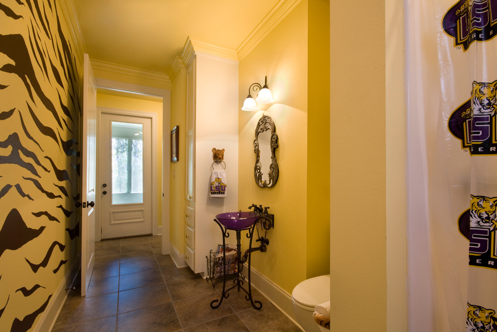 Immagine di una stanza da bagno tradizionale di medie dimensioni con lavabo a colonna, ante bianche, piastrelle in ceramica, pareti gialle e pavimento con piastrelle in ceramica