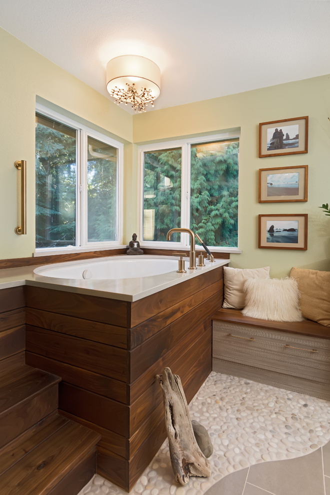 Пример оригинального дизайна: большая главная ванная комната в восточном стиле с плоскими фасадами, серыми фасадами, японской ванной, зеленой плиткой, плиткой мозаикой, зелеными стенами, полом из керамогранита, врезной раковиной, столешницей из искусственного кварца, серым полом, душем в нише, душем с раздвижными дверями и белой столешницей