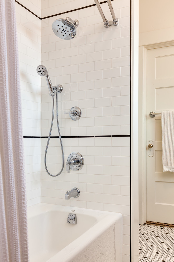 На фото: главная ванная комната среднего размера в классическом стиле с фасадами с утопленной филенкой, белыми фасадами, ванной в нише, душем над ванной, черно-белой плиткой, керамогранитной плиткой, белыми стенами, полом из керамогранита, раковиной с пьедесталом, мраморной столешницей, разноцветным полом, шторкой для ванной и белой столешницей с