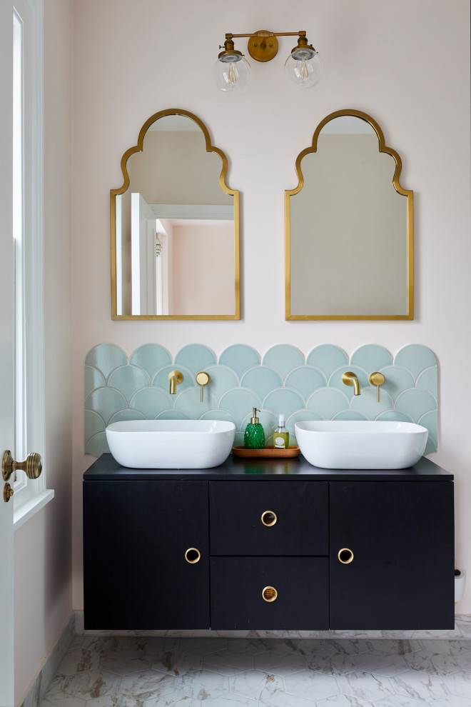 Modelo de cuarto de baño doble y flotante contemporáneo con puertas de armario negras y baldosas y/o azulejos de porcelana