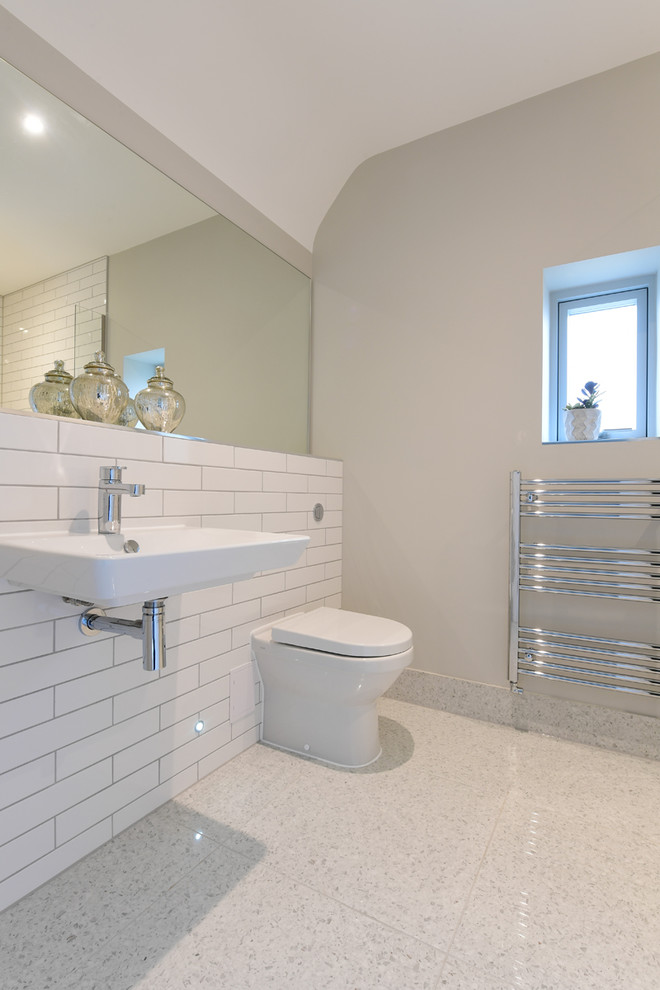 Foto di una stanza da bagno contemporanea con pavimento in gres porcellanato, pavimento grigio, piastrelle bianche e piastrelle in ceramica