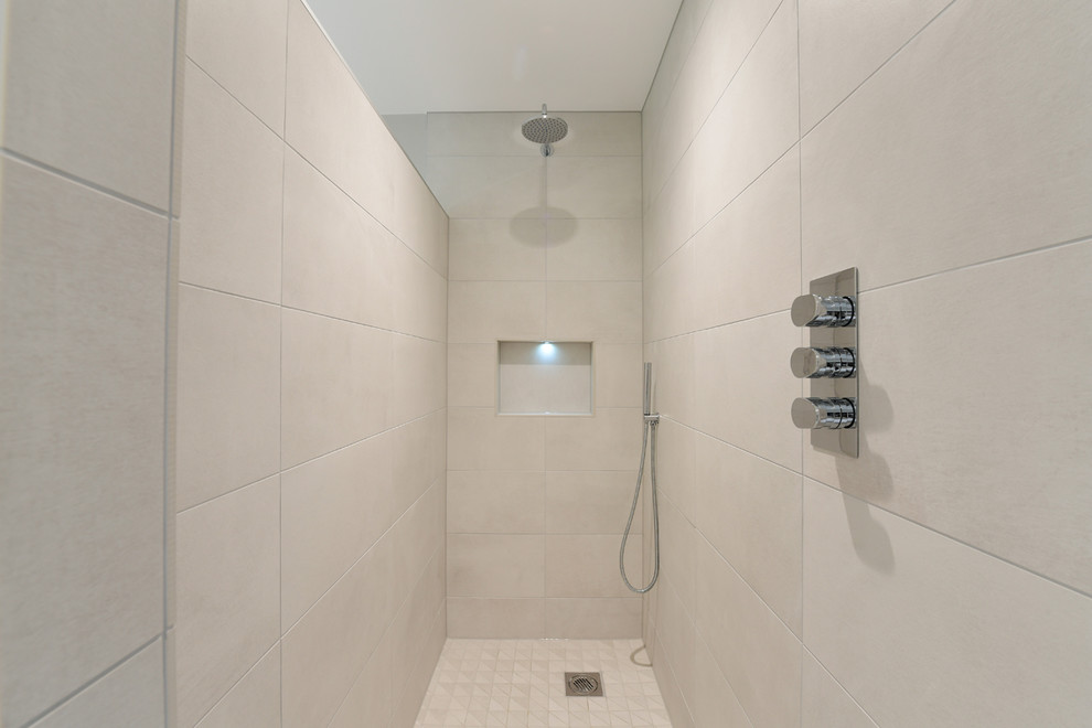 Foto de cuarto de baño actual con suelo de baldosas de porcelana, suelo beige, baldosas y/o azulejos beige y baldosas y/o azulejos de porcelana