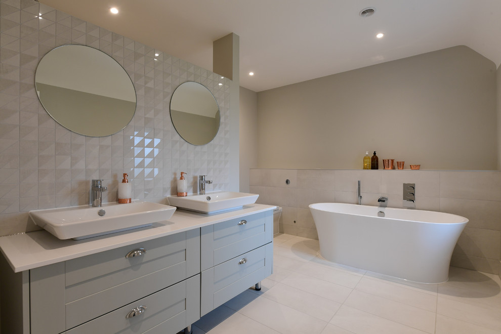 На фото: ванная комната в современном стиле с бежевой плиткой, керамогранитной плиткой, полом из керамогранита и бежевым полом