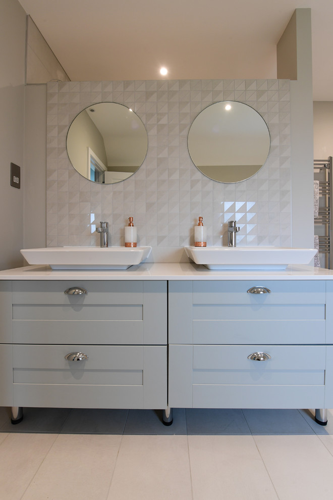 Immagine di una stanza da bagno minimal con pavimento in gres porcellanato, pavimento beige, piastrelle beige e piastrelle in gres porcellanato