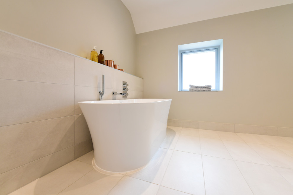 Пример оригинального дизайна: ванная комната в современном стиле с бежевыми стенами, полом из керамогранита, бежевой плиткой, керамогранитной плиткой и бежевым полом